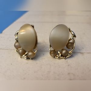 Vtg STAR Signed Clip On Style Ctr Mother of Pearl along w/other Pearls Gold Tone